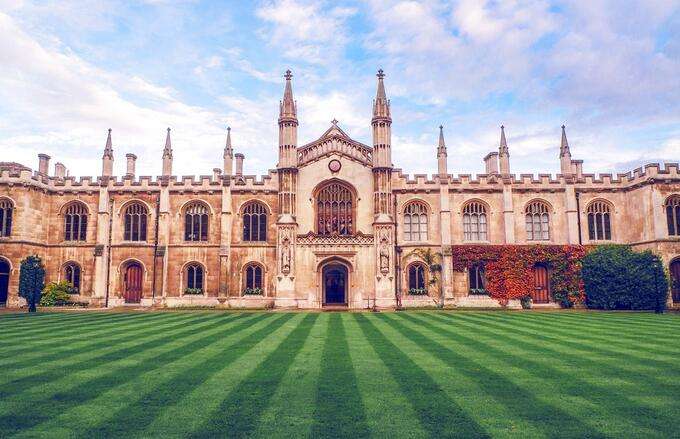 英国许多著名的科学家,作家,政治家都来自于剑桥大学.